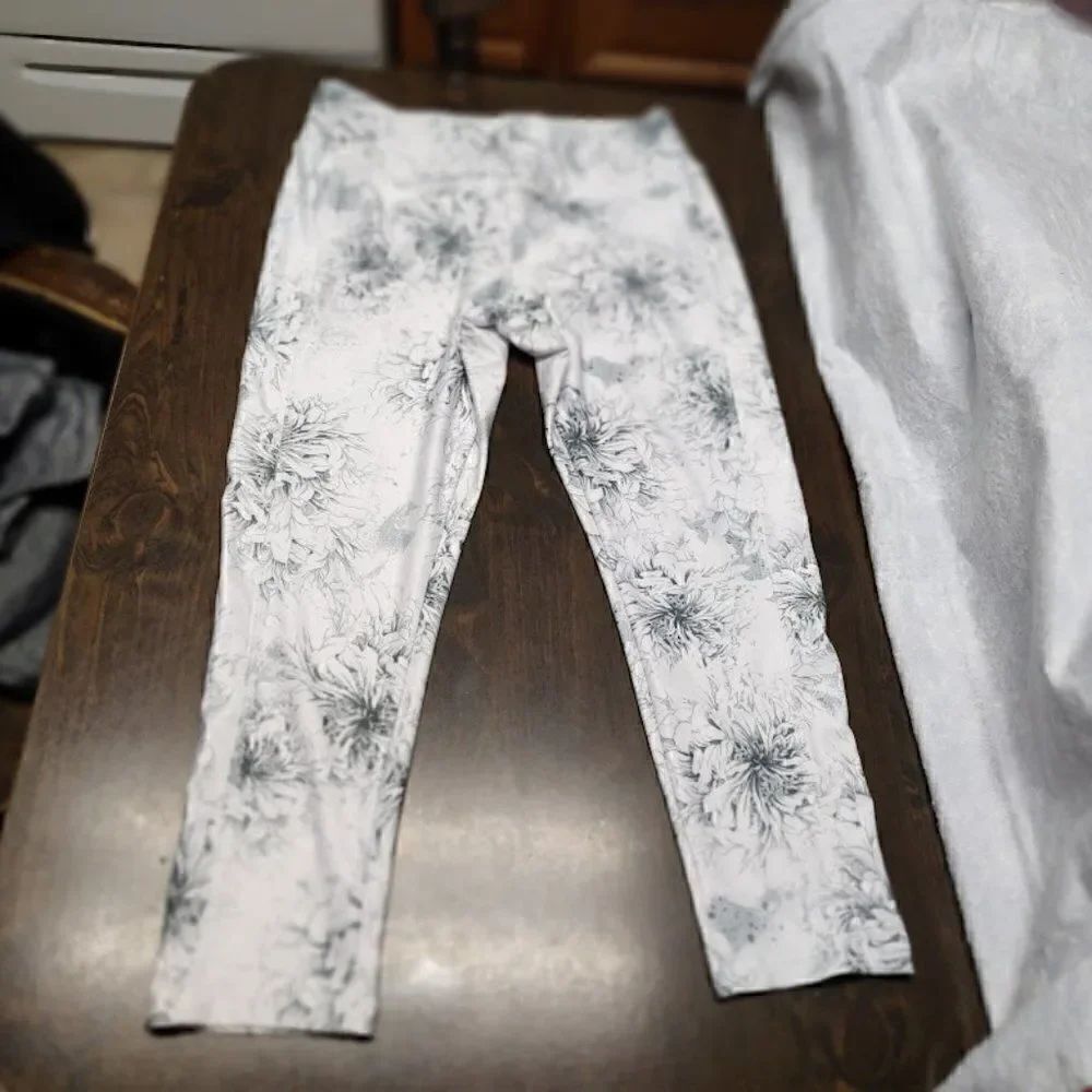 Jockey White Flowered Cropped Leggings Size Women's M